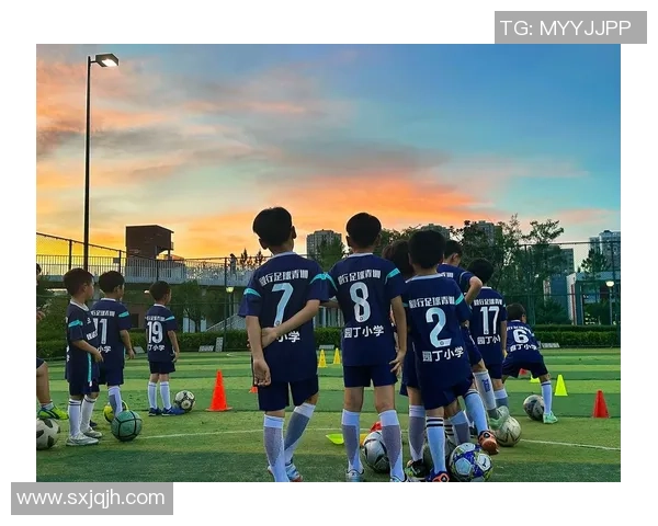 乡村少年热爱足球的梦想与坚持在绿茵场上的追逐与成长