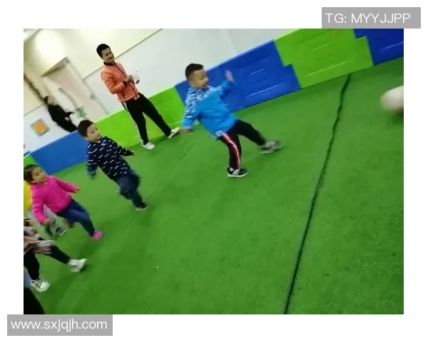 掌握足球技巧的秘诀如何正确搓球提升你的足球水平与比赛表现 掌握足球技巧的秘诀如何正确搓球提升你的足球水平与比赛表现